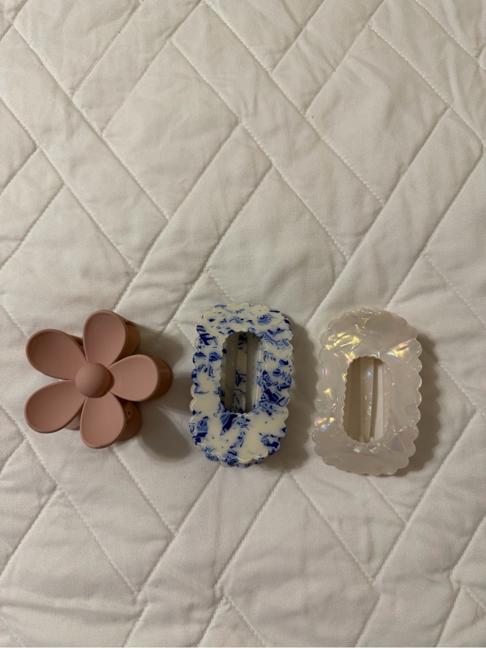 Assorted hair clips - Picture 1 of 4
